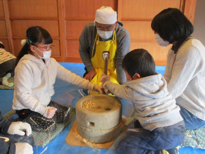 里山生活体験｢石うすできなこ飴をつくろう｣